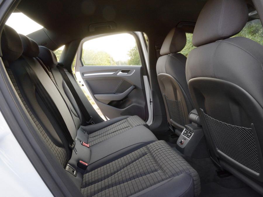 Интерьер Audi A3 Sedan 2.0 TFSI (8V) 2013 года  (UK) (фото 3 из 17)